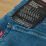 Label op een spijkerbroek van Levi's met de tekst: Original style. Responsibly made.