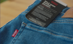 Label op een spijkerbroek van Levi's met de tekst: Original style. Responsibly made.